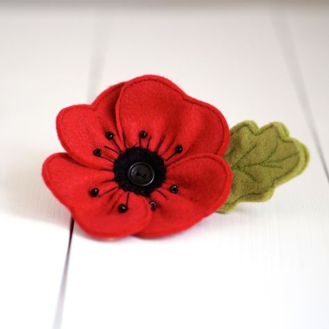 Felt Poppy, Poppy Craft, Baby Mobil, Poppy Brooches, Felt Flowers Diy, Felt Crafts Patterns, Poppy Pattern, Felt Embroidery, Felt Brooch