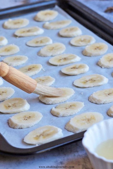 Baked Banana Chips, Homemade Banana Chips, Banana Chips Recipe, Banana Chips, Baked Banana, Sweets Treats, Snack Time, Healthy Treats, Finger Food