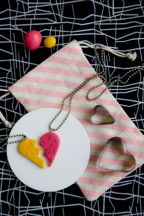 Here's a fast and easy DIY on how to create fun, colorful friendship necklaces for you and your best friend(s). Give them as gifts for Galentine's Day and tell your girls how much you love having them in your life! Bestie Apartment, Friendship Craft, R Craft, Friendship Crafts, Workshops For Kids, Homemade Valentine, Best Friend Ideas, Jewelry Diy Ideas, Necklace Photo