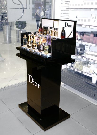 Perfume Store Design Ideas – Custom Showcase, Mall Kiosk, Retail Store Design and Manufacture Fragrance Display Retail, Dior Display, Fragrance Display, Perfume Stand, Cosmetics Display Stand, Jewelry Shop Display, Diy Luxury, Tea Display, Fragrance Store