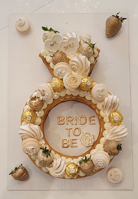 Shower Bride Ideas, Hen Do Cupcakes Classy, Classy Bachelorette Cake, Bachelorette Catering, Bacholerette Cake Designs, Hens Cake Ideas, Baat Pakki Ideas At Home, Bride To Be Cake Bachelorette Parties, Bride To Be Theme Ideas