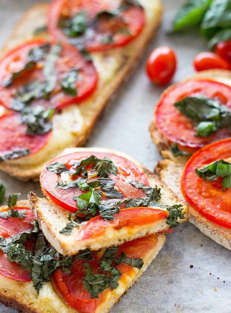 21 Vegetarian Recipes for Students | cheap, healthy and easy! Mozzarella Bread, Cheap Vegetarian Meals, Fingerfood Party, Tomato Mozzarella, Cucumber Sandwiches, Starters Recipes, Cheap Meals, Sandwich Recipes, Mediterranean Recipes