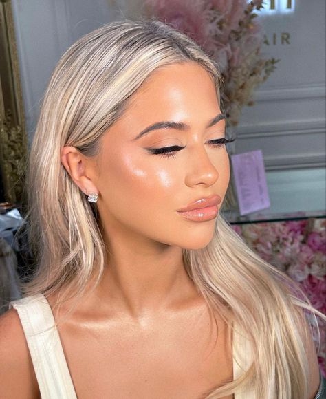 Soft Glam For Wedding Guest, Bronzed Glowy Makeup Look, Glowy Engagement Makeup, Glowy Bronze Makeup Wedding, Formal Makeup Natural Glowy, Glowy Natural Prom Makeup, Glowy Makeup Blonde Hair, Homecoming Make Up Natural, Formal Glowy Makeup