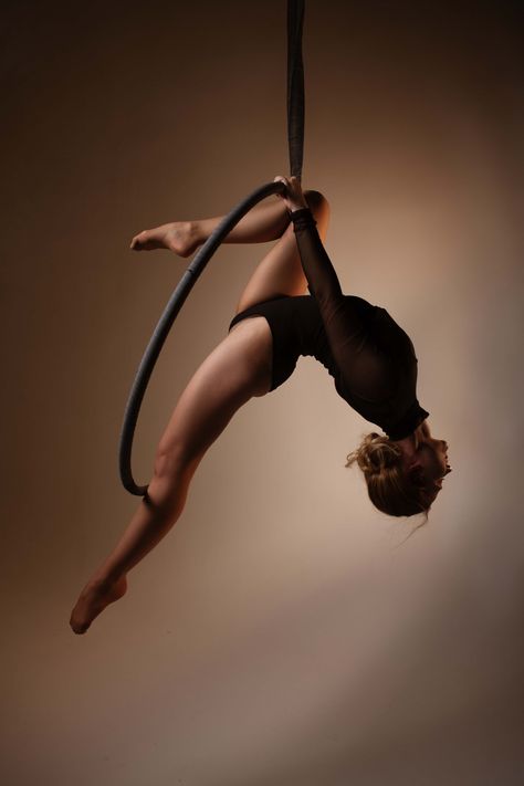 Aerial Hoop Moves, Circus Acrobat, Aerial Hoop Lyra, Aerial Gymnastics, Dance Motivation, Circus Aesthetic, Dance Picture Poses, Aerial Acrobatics, Dance Dreams