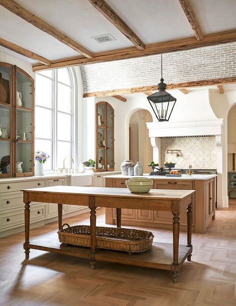 15 Best European Farmhouse Kitchen Design Ideas; traditional farmhouse kitchen style, mixed with the old-world feel of European sophistication. French Countryside Kitchen, Old English Kitchen, European Farmhouse Kitchen, Traditional Farmhouse Kitchen, Kitchen Renos, French Kitchens, European Kitchens, Italian House, Dream Kitchens