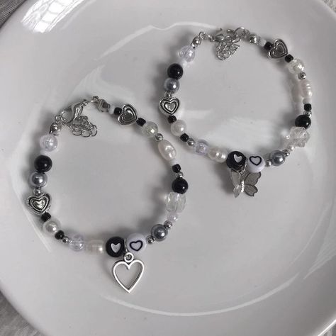 Bracelet Beaded Aesthetic, Necklaces And Bracelets Aesthetic, Bead Accessories Aesthetic, Bff Bracelets Aesthetic, Grunge Bead Bracelets, Beaded Bracelets Ideas Aesthetic, Signature Aesthetic Ideas, Beads Inspo Aesthetic, Beaded Bracelets Aesthetic Grunge