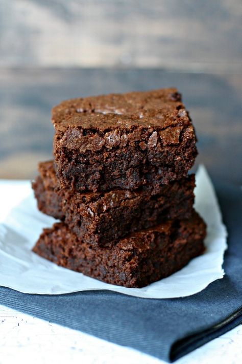 Fudgy, thick, delicious gluten free brownies. This is the perfect brownie recipe you've been waiting for! Made in one bowl with easy to find ingredients. Sweet And Savory Steph, Perfect Brownie Recipe, Sweet Savory And Steph, Almond Flour Brownies, Baking With Almond Flour, Chocolate Banana Muffins, Ww Desserts, Gluten Free Brownies, Almond Flour Recipes