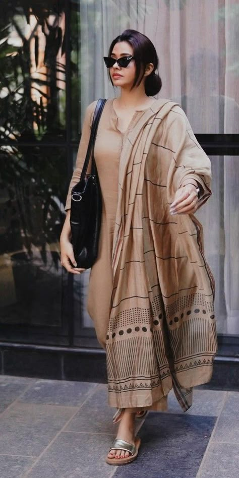 Work Wear Kurta Ideas, Office Traditional Outfits Women, Pakistani Churidar Designs Ideas, Office Wear Women Indian Kurtis, Office Wear Salwar Suits, Indian Chudidar Designs, Office Salwar Suit Look, Salwar Suit For Office Wear, Kodaikanal Outfit Ideas