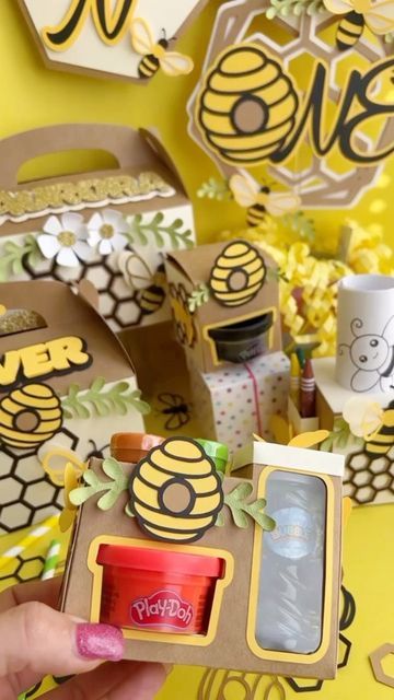 mayra🌸 on Instagram: "How cute is this bee party theme favors boxes 🐝 these favor boxes are the perfect party decor to complement your birthday decor 🐝 they would look perfect on the cake table, or you can decorate each table to have the kids entertained all the time 🐝 don’t forget you can customize your party favors to match your party theme 🐝 DM me to make your request today, 🐝 more beautiful party favors will be posted soon 😉 #kidsparties #partyfavors #beeparty #beepartyideas #bumblebe Bee Themed Party Favors, Bee Party Theme, Bee Themed Birthday, Bee Party Favors, Bee Favor, Bee Themed Birthday Party, First Bee Day, Bee Theme Party, Birthday Return Gifts