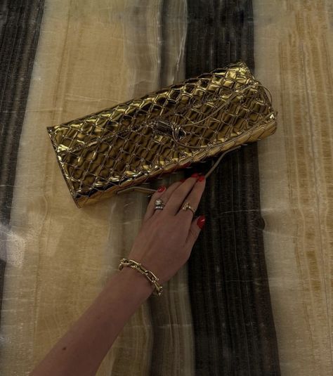 Bottega Clutch, Street Style Handbags, Bottega Veneta Andiamo, Woman In Gold, Bottega Veneta Clutch, Bottega Veneta Bag, Gold Glam, Clutches For Women, Party Purse