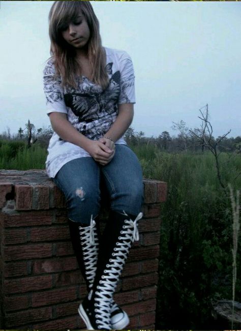 Styling Knee High Converse, How To Style Knee High Converse, Knee High Converse Outfit 2000s, Converse Boots Outfit, Knee High Converse Outfit, High Converse Outfit, Midwestern Emo, Boots Converse, Silly Drawings