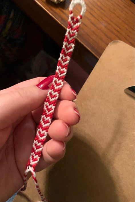 Love Heart Bracelet Pattern, Love Heart Friendship Bracelet, 80s Friendship Bracelets, Yarn Bracelets Aesthetic, Heart Thread Bracelet Pattern, Thread Bracelet Aesthetic, Red Bracelet Patterns, Crochet Bracelet Aesthetic, Aesthetic Bracelets Diy Thread