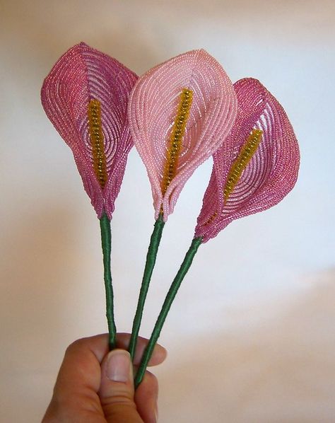 Beads Bouquet, Pink Calla Lilies, Beaded Trees, French Beading, Beaded Bouquet, Seed Bead Art, Bead Flowers, Plastic Bottle Flowers, Beaded Flowers Patterns