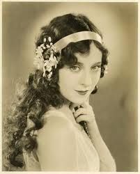 You will feel better if you put flowers in your hair Flapper Girl Hairstyles, 1920s Hair Long, 1920s Long Hair, Younger Hair, 20s Hair, Flapper Hair, Flapper Girls, 1920s Hair, Blonde Balayage Highlights