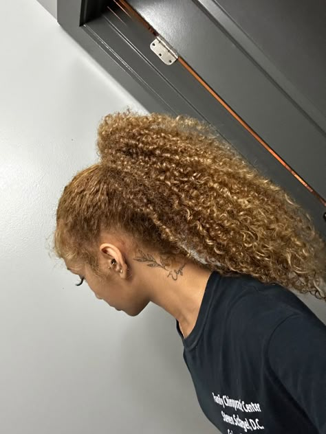 Blonde Hair Caramel Skin, Honey Blond On Curly Hair, Blonde 4b Natural Hair, Brown And Blonde 4c Hair, Curly Honey Blonde Hair, Dyed Curly Hair Honey Blonde, Honey Blonde Hair Curly Natural Curls, Dyed 4c Natural Hair Honey Blonde, Honey Blonde 4b Hair