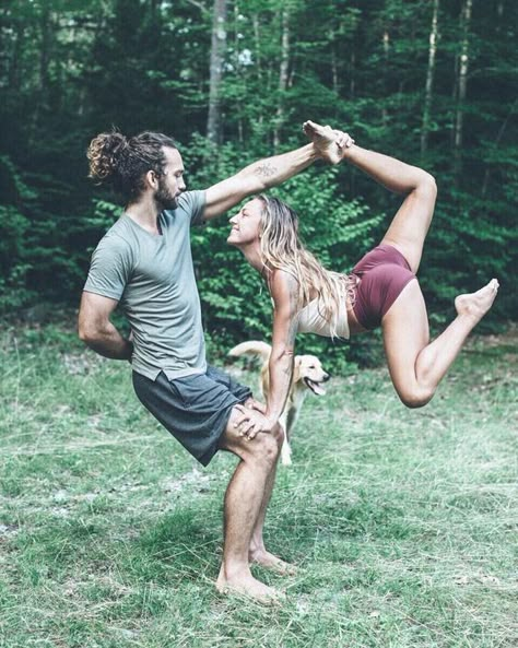 Diy Yoga Mat, Couple Yoga, Couples Yoga Poses, Acro Yoga Poses, Photo Yoga, Partner Yoga Poses, Yoga Nature, Couples Yoga, Yoga Movement