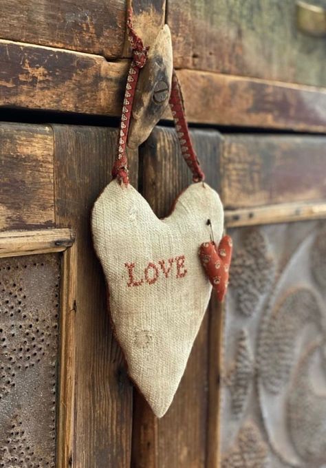 Primitive Valentine Decor, Primitive Valentine, Easy Valentine Crafts, Valentines Inspiration, Heart Ideas, Instagram Heart, Patchwork Heart, Valentines Day Wishes, Valentines Patterns