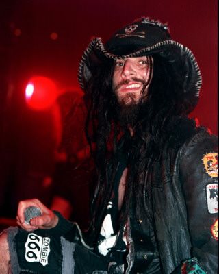 Oh rob you were so fuckin hot back in the day and your wife i would have loved a threesome with you guys real fast. Ummmmmmm yummy. Rob Zombie Aesthetic Pfp, Rob Zombie 90s, White Zombie Band, Piercings Grunge, Zombie Pictures, Sherri Moon Zombie, Sheri Moon, Zombie 3, Sheri Moon Zombie