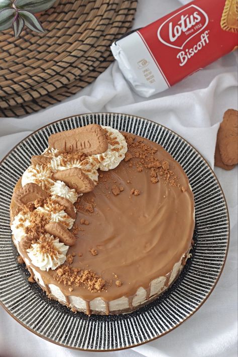 Lotus Chocolate Cake, Biscoff Cheesecake Decoration, Lotus Cheesecake Decoration, Lotus Cheesecake Recipe, Cheesecake Decorations, Cheesecake Designs, Cheesecake Lotus, Cheesecake Business, Lotus Biscoff Cake