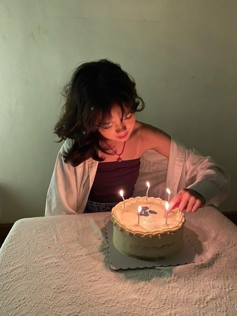 Girly Photography Poses Birthday, Bday Ideas Aesthetic, Bday Inspo Pics, Solo Birthday Ideas Aesthetic, Bday Poses With Cake, Cute Birthday Pics, Birthday Cake Pose, Aesthetic Birthday Poses, Birthday Instagram Pictures