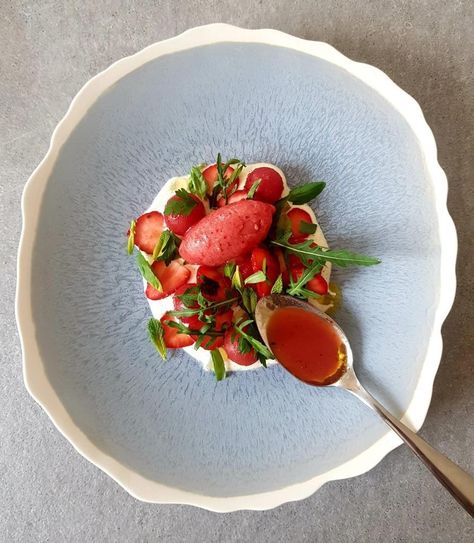 Chef of 3-Michelin-starred La Vague d'Or at Cheval Blanc St-Tropez gives the recipe to his fresh and light tomato and strawberry salad. The perfect summer lunch! Michelin Star Salad, Michelin Star Food Plating, Brunch Fruit Salad, Michelin Dessert, Michelin Food, Michelin Star Food, Bday Dinner, Art Of Plating, Michelin Star Chef