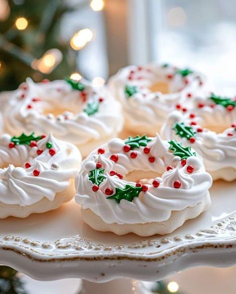 Meringue Wreath Cookies, Meringue Christmas Cookies, Wreath Meringue, Christmas Holiday Desserts, Christmas Meringue, Chocolate Chip Sugar Cookies, Holiday Dessert Table, Christmas Cookie Cake, Holiday Desserts Christmas