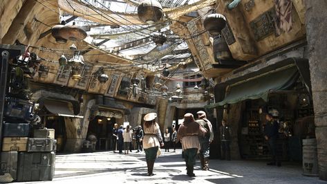 Disneyland’s Star Wars: Galaxy’s Edge feels like a park of its own - Curbed LA Main Street Disneyland, Star Wars House, Disneyland Star Wars, Galaxy Edge, Sci Fi Architecture, Star Wars Galaxy's Edge, Walt Disney Imagineering, Mos Eisley, Disney World Orlando