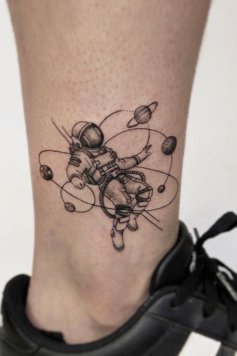 Astronaut Tattoo Ideas, Space Tattoo Sleeve, Cool Astronaut, Tatuagem Masculina Pequena, Astronaut Tattoo, Universe Tattoo, Planet Tattoos, Galaxy Tattoo, Wrist Tattoos For Guys