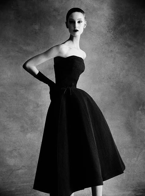 Christian Dior 1947 Corolle Collection Collezione sofisticata e opulenta, speranza e voglia di un ritorno al passato. Vintage Dior Black Dress, Dior Silhouette, Dior New Look, Jacques Fath, 50's Fashion, Baby Dior, Patrick Demarchelier, Dior Dress, Collection Couture