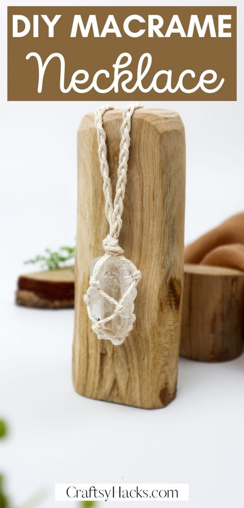 You can easily create more stunning macrame jewelry with this super cute DIY macrame necklace. This creative DIY necklace idea is super easy to make so you can easily create more macrame accessories that you will love. Diy Stone Necklace, Stone Wrapping Macrame, Stone Necklace Diy, Crystal Necklace Tutorial, Diy Stone Wrapping, Diy Macrame Necklace, Crystal Necklace Diy, Gemstone Necklace Diy, Diy Necklace Holder