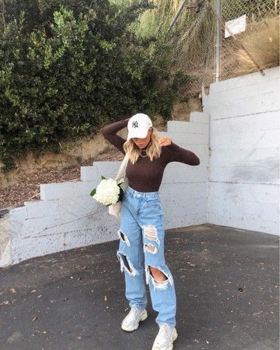 high waisted ripped jeans Outfits With Caps For Women, Outfits With Hats Baseball, Baseball Cap Outfit Spring, Baseball Cap Outfit Summer, Ball Cap Outfit, Cap Outfits For Women, Baseball Hat Outfit, Baseball Cap Outfit, Outfit Elegantes