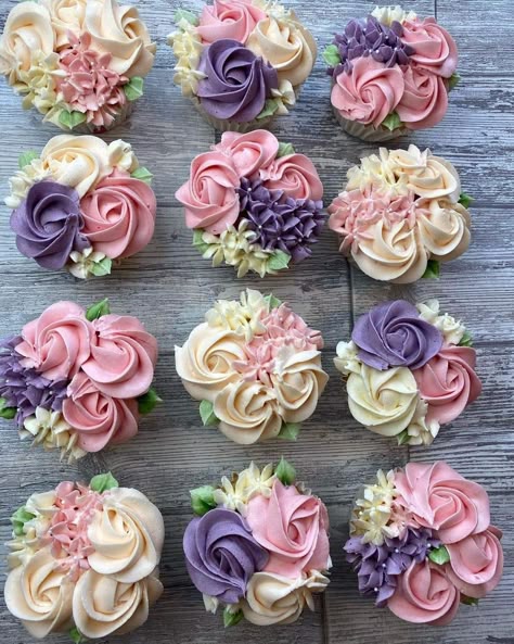 Simple Floral Cupcake Designs, Simple Flower Cupcakes Ideas, Spring Color Cupcakes, Cupcakes With Buttercream Flowers, Beautiful Cupcakes Decorating, Pastel Floral Cupcakes, Pink Flower Cupcakes Ideas, Cupcake Decorating Flowers, Pastel Flower Cupcakes