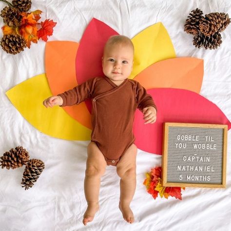 November Baby Photoshoot, Baby Pictures At Home, Baby Fall Photoshoot, Baby Holiday Pictures, Holiday Baby Pictures, Fall Baby Photos, Monthly Photoshoot, Baby Holiday Photos, Pictures At Home