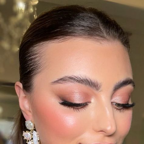 Boe Wright on Instagram: "ROSE GOLD// Tones of warm pinks bring a subtle prettiness to a bronzed completion.  One of my favourite pink tones to include in bridal makeup.  Here hannah is wearing  @tomfordbeauty “golden peach” another alternative is the @charlottetilbury “eyes to mesmerise” in rose gold.   @hannahatkinson_x @botiasaccessories  @charlottetilbury @tomfordbeauty @ardellbeauty @nichebrowco @yslbeauty @diorbeauty @hourglasscosmetics @maccosmeticsuk @kikomilano @spacenk @sephorauk @harrodsbeauty #weddingmakeup #bridal #bridalmakeup #glowmakeup #bronzemakeup #bridetobe" Bridal Make Up Cool Tones, Rosy Bronze Makeup, Rose Gold Makeup Looks Wedding, Bridesmaid Makeup Peach, Bridesmaid Makeup Pink Eyeshadow, Peach Wedding Makeup Brides, Bronze Pink Makeup, Bridal Makeup Peach Tones, Wedding Makeup Blush Pink