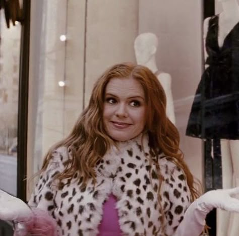 Becky Bloom, Confessions Of A Shopaholic Aesthetic, Rebecca Bloomwood, Iconic Tv Characters, Romcom Movies, Srk Movies, Isla Fisher, Confessions Of A Shopaholic, Look Good Feel Good