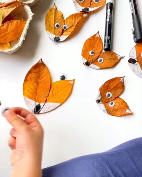 Autum Ideas Craft For Kids, Fox Crafts For Preschool, Fox Made Out Of Leaves, Fox Leaves Craft, Leaf Foxes Craft, Fox Diy Crafts, Autumn Crafts Leaves, Autumn Gift Ideas Easy Diy, Thanksgiving Crafts For Family