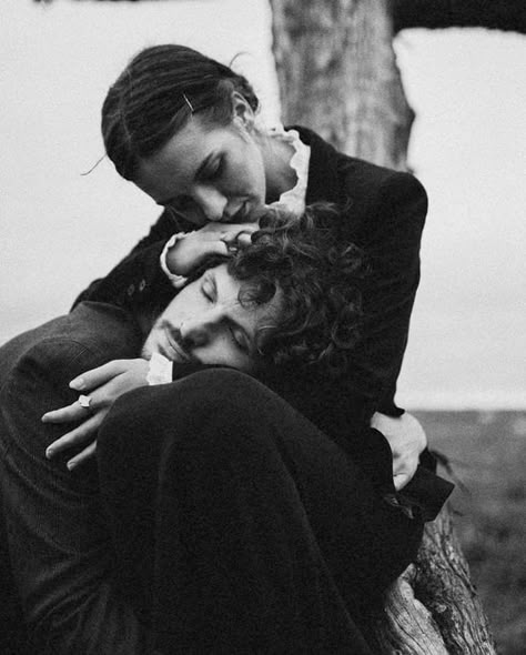 Couple Vintage Photography, Black And White Couples Photography, Playing With Hair Couple, Couples Reference Poses, Lovers Poses, Vintage Couples Photoshoot, Editorial Couple Photoshoot, Couple Portrait Poses, Love Story Aesthetic