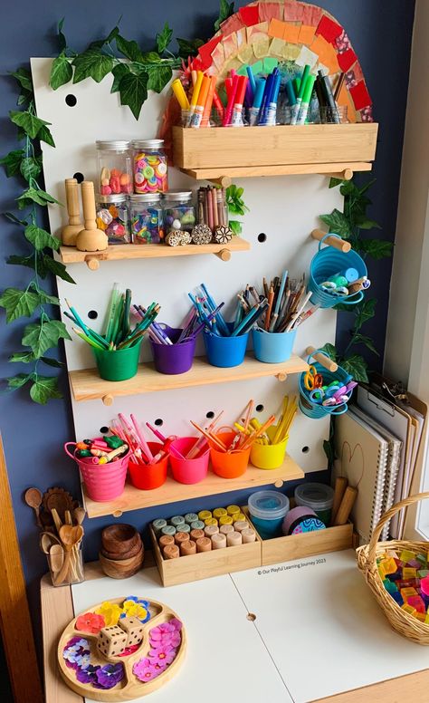 Art Room Ideas For Kids, Preschool Craft Area, Art Station Classroom, Art Table Preschool, Play Area In Small Space, Kids Art Space In Bedroom, Arts And Crafts Room For Kids, Kid Craft Room Ideas, Preschool Art Corner