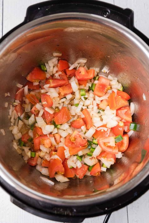 You can easily create this healthy, flavorful Instant Pot Carne Guisada Mexican Beef Stew meal in less than an hour with your Instant Pot! This hearty dish is perfect for a busy weeknight when you need to get dinner on the table fast. It is also great for feeding a crowd! Instant Pot Carne Guisada, Carne Guisada Instant Pot, Carne Guisada Recipe Mexican, Carne Picada Recipes, Instapot Ideas, Dinner For Tonight, Mexican Beef Stew, Instant Pot Stew, Instapot Meals