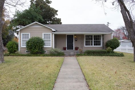 When Patti decided to move to Waco to be near her two sons, she was determined to find a house that would bring her joy. Chip and Jo delivered with a warm and welcoming home that produced both smiles and Small Ranch House Exterior, Johnny Jump Up Flowers, Fixer Upper Episodes, Small Cottage Living Room, 1950s Bungalow, Small Ranch House, Cottage Tudor, Small House Renovation, Rental Makeover