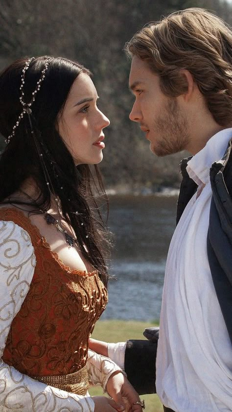 Mary and Francis #Reign Francis And Mary, Reign Mary And Francis, Mary And Francis, Gaun Abad Pertengahan, Era Victoria, Reign Tv Show, Marie Stuart, Reign Mary, Toby Regbo