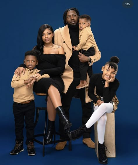 Clothing Ideas For Fall Family Pictures, Leather Family Photoshoot, Luxury Black Family Photoshoot, Black Family Pictures Outfits, Family Photo Christmas Outfits, Family Thanksgiving Pictures Photo Ideas, Family Pictures Black People, All Black Family Photoshoot Outfits, Family Photoshoot Black People