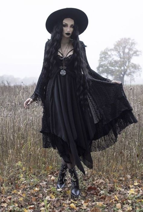 Hippy Goth Outfits, Gothic Hippie Aesthetic, Goth Witch Outfits, Actual Goth, Hippie Outfits Winter, Hippie Goth Outfits, Witchy Goth Style, Southern Gothic Fashion, Witch Outfit Ideas