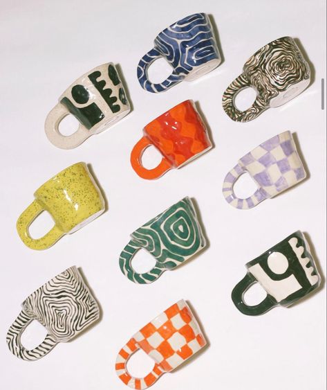 Ceramic Drawing Ideas, Ceramic Pottery Bowl, Ceramic Underglaze Ideas, Underglaze Painting On Pottery, Underglaze Ceramics, Cool Pottery Ideas, Underglaze Pottery, Pottery Mug Ideas, Pottery Underglaze