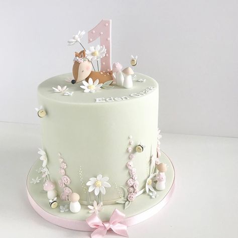 Nicola Nicholls’s Instagram photo: “This pretty garden design is one of my faves. It’s one of my most popular too. I love tweaking it each time so it’s never exactly the same…” 1/2 Birthday, One Year Birthday Cake, Baby 1st Birthday Cake, 1st Year Cake, Baby Girl Birthday Cake, 1st Bday Cake, Baby First Birthday Cake, Woodland Cake, Garden Cakes