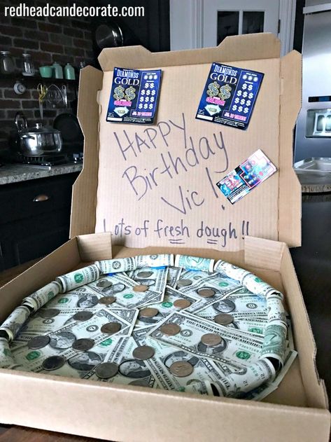 Pizza Box Money Gift, Money Pizza, Pie Gifts, Birthday Money Gifts, Pizza Gifts, Money Gift Ideas, Small Pizza, Diy Gifts To Make, Money Cake