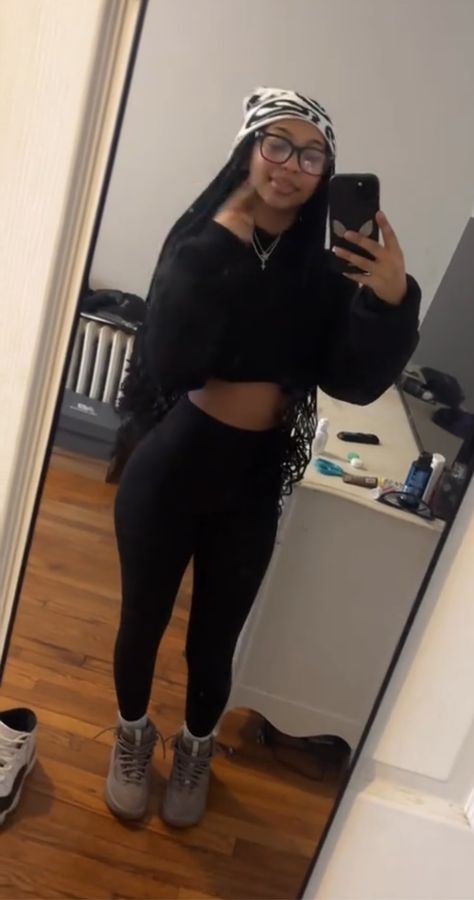 Outfit Ideas Gray Leggings, Cute Outfits With Leggings Black Women, No Dress Code Outfits, Cute Chill Outfits Baddie, Forbidden Leggings Outfit, Outfits To See Your Boyfriend, Leggings Outfits Black Women, Croc Outfits Baddie, Black Leggings Outfit Black Women