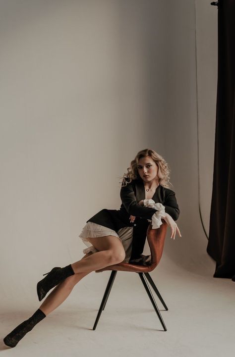 Poses In Studio Photo Shoot, Professional Portrait Outfits, Posing With A Chair, Feminine Model Poses, Self Shoot Studio Poses, Self Studio Photoshoot Ideas, Chair Poses Women, Photoshoot Poses Studio, Motion Poses