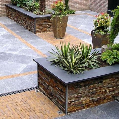 Stone Planter, Landscaping Retaining Walls, Back Garden Design, Stone Planters, Patio Garden Design, Walled Garden, Garden Deco, Front Yards, Gardens Design