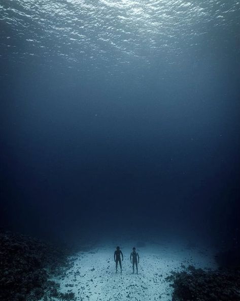 Just seeing two people stand on the ocean floor is strangely unsettling...one may go as far as to say oddly terrifying. Scary Ocean, Calming Pictures, Ocean Depth, Ocean Floor, The Magnus Archives, On The Ocean, Ocean Wallpaper, Ocean Vibes, Fun Photos